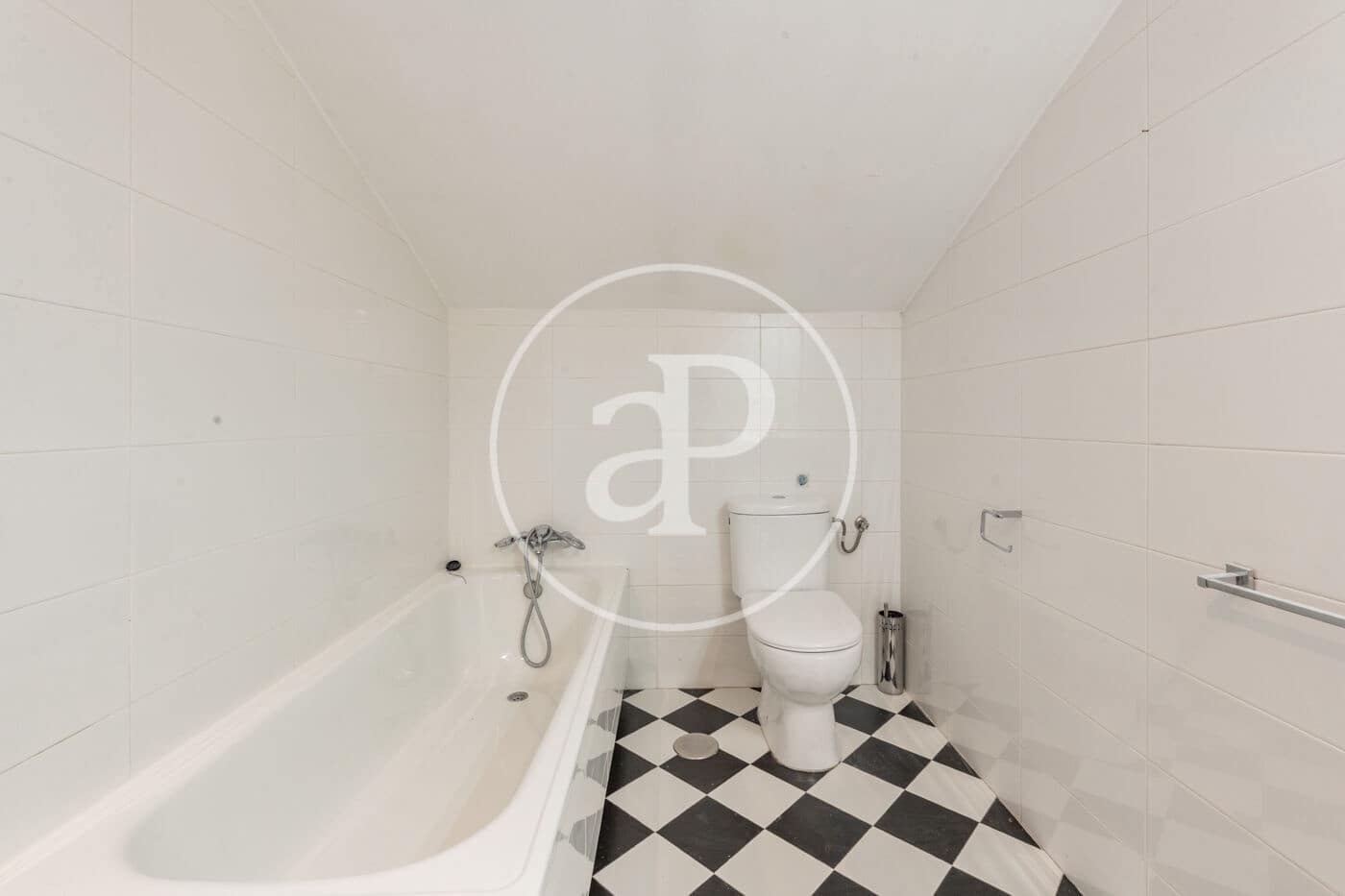 4 slaapkamer Penthouse te huur in Madrid stad met garage - € 5.500 (Ref: 9990742)