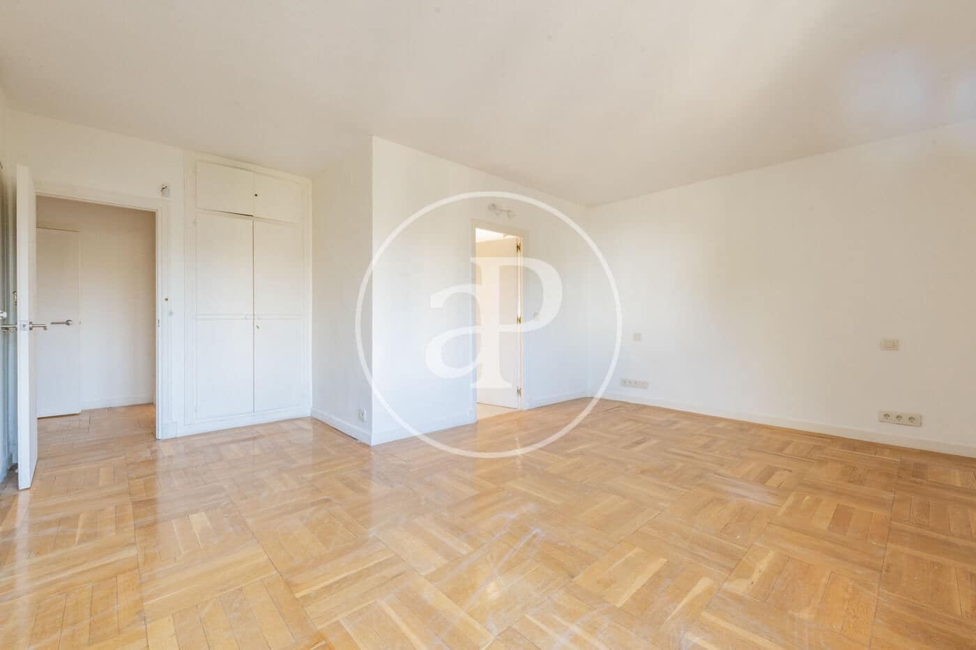 4 slaapkamer Penthouse te huur in Madrid stad met garage - € 5.500 (Ref: 9990742)