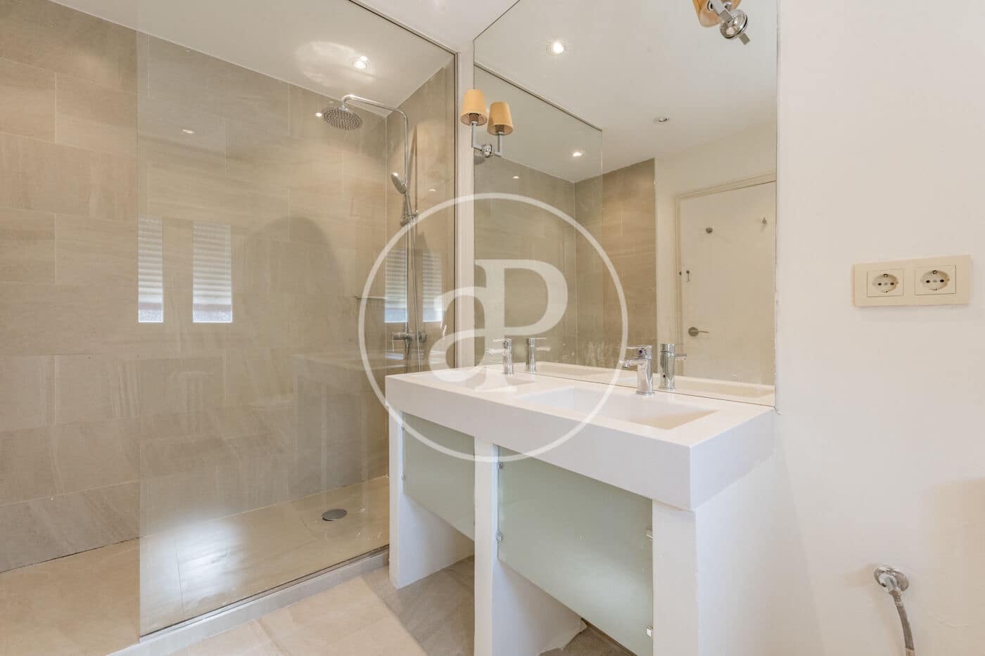 4 slaapkamer Penthouse te huur in Madrid stad met garage - € 5.500 (Ref: 9990742)