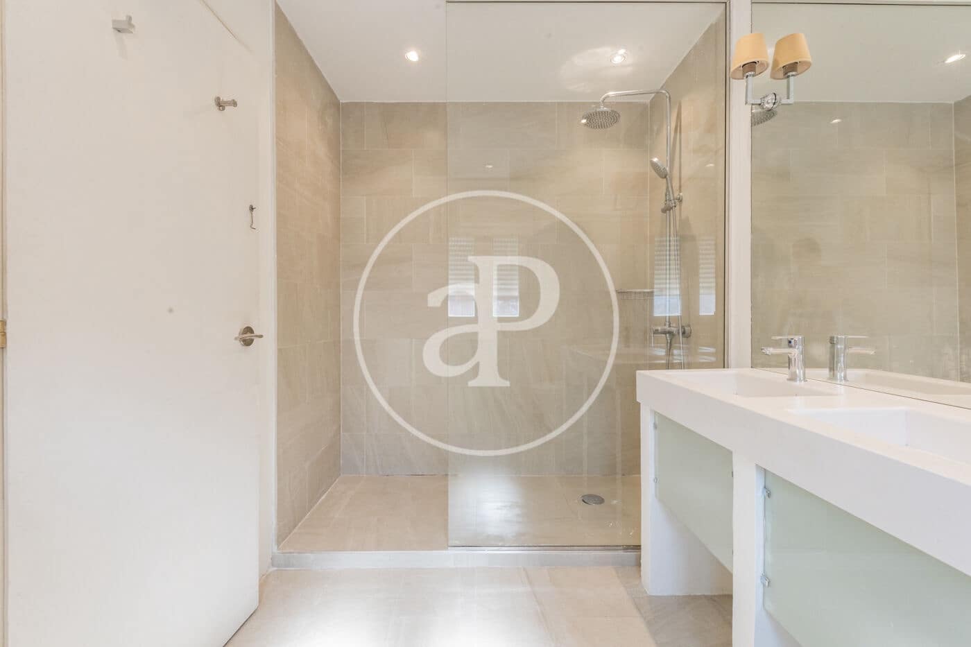 4 slaapkamer Penthouse te huur in Madrid stad met garage - € 5.500 (Ref: 9990742)