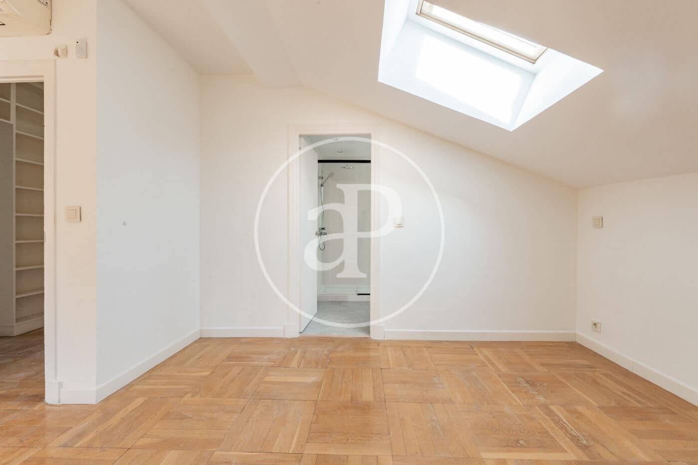 4 slaapkamer Penthouse te huur in Madrid stad met garage - € 5.500 (Ref: 9990742)