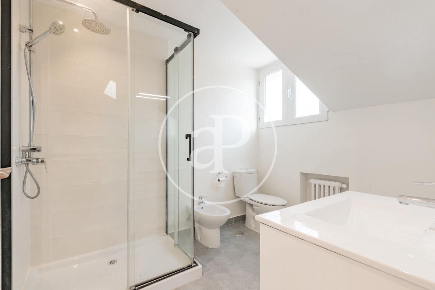 4 slaapkamer Penthouse te huur in Madrid stad met garage - € 5.500 (Ref: 9990742)