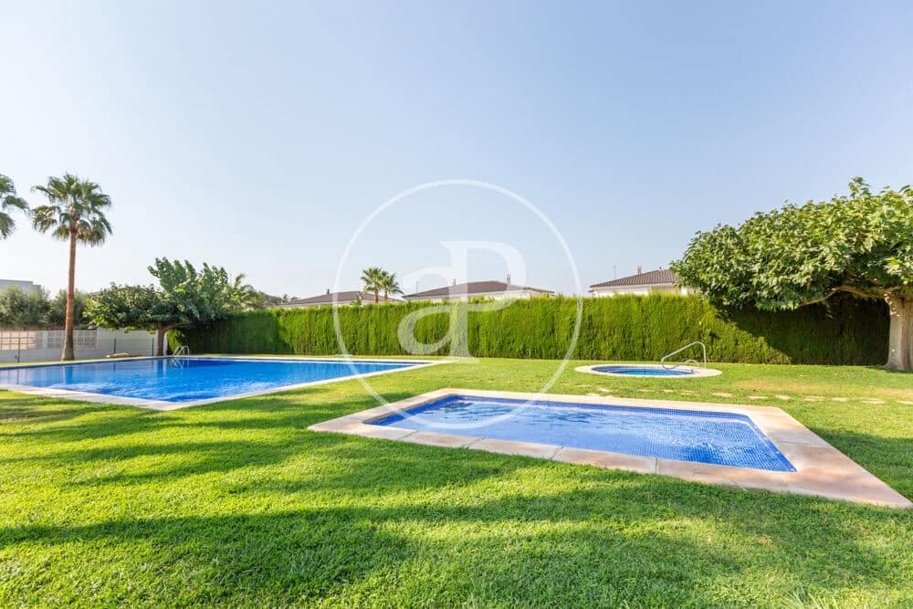 4 bedroom Villa for sale in San Antonio de Benageber with pool - € 479,000 (Ref: 10009188)