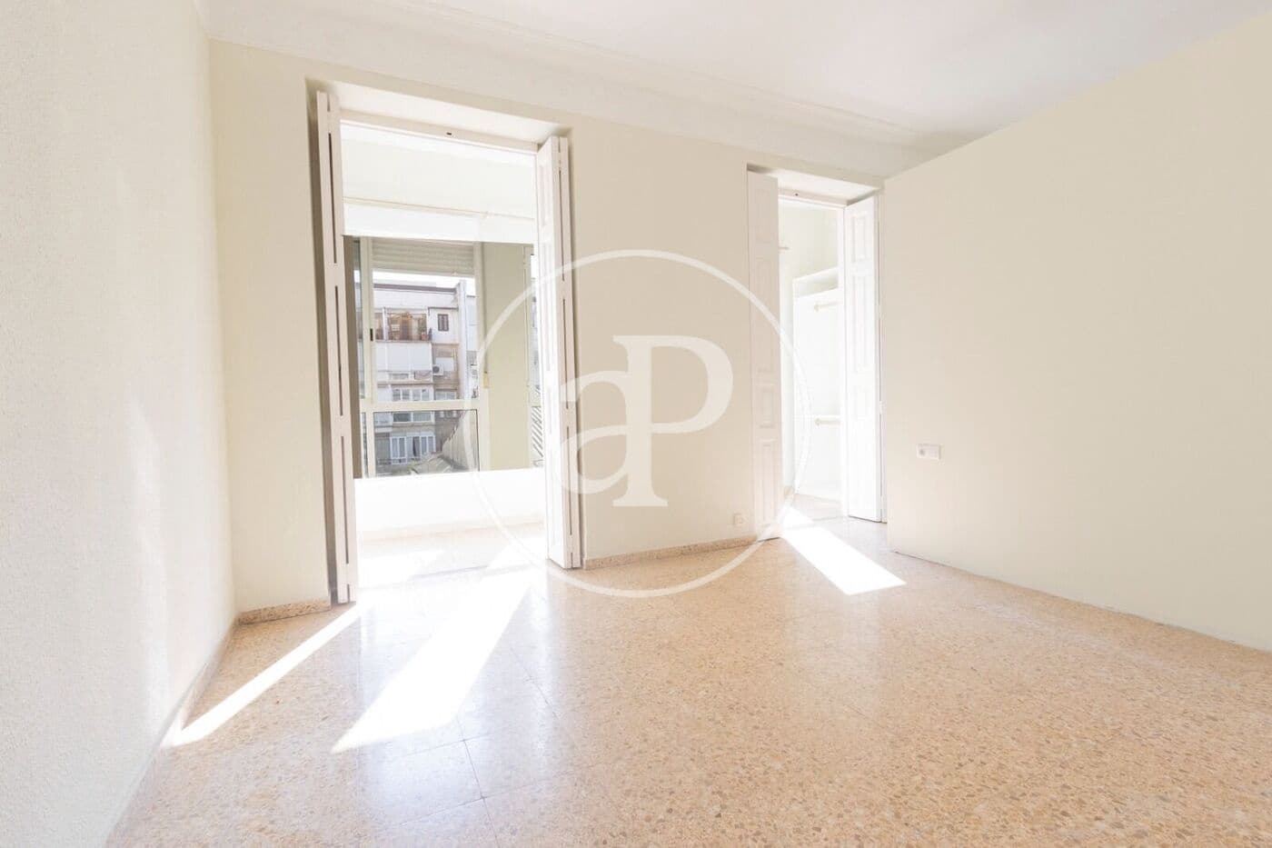 Apartamento de 4 habitaciones en València ciudad en alquiler - 2.300 € (Ref: 10044909)