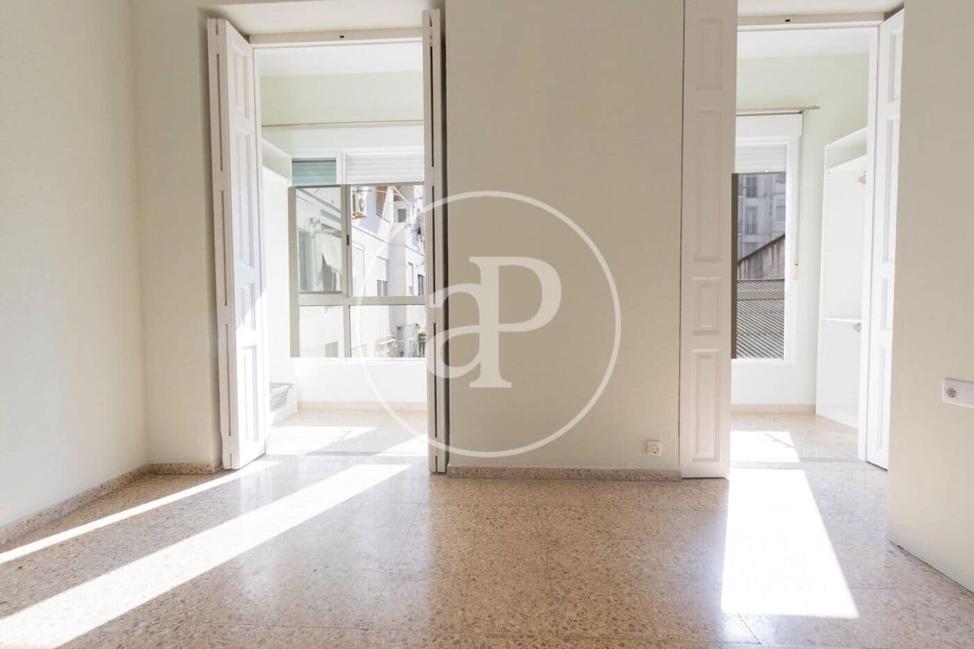 Apartamento de 4 habitaciones en València ciudad en alquiler - 2.300 € (Ref: 10044909)