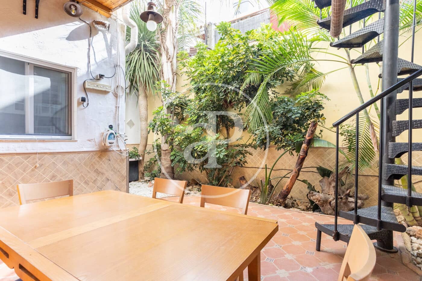 Chalet de 8 habitaciones en València ciudad en venta - 879.000 € (Ref: 10049408)