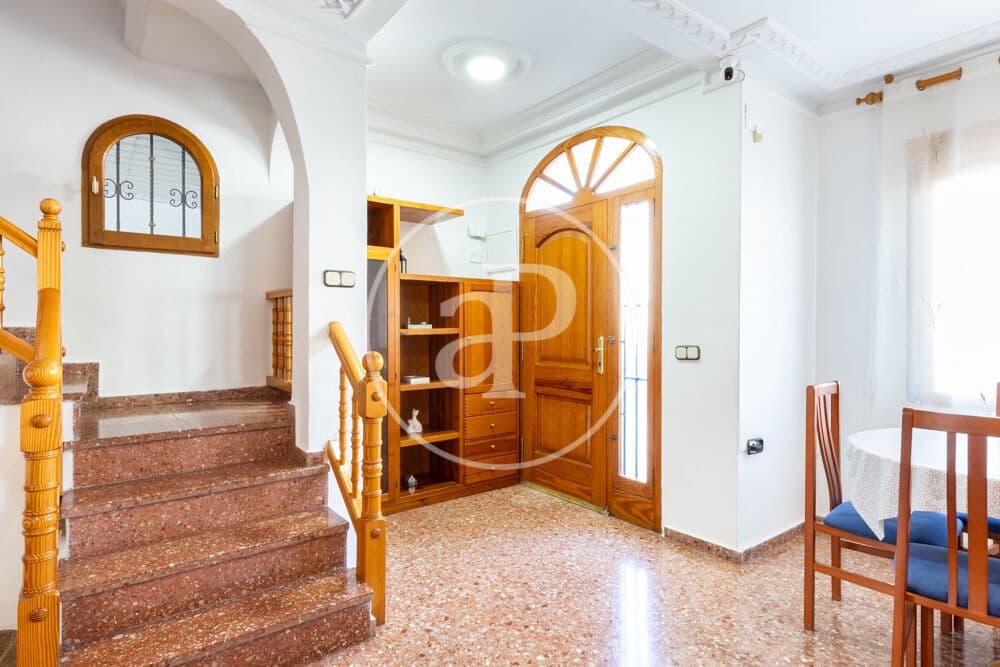 4 bedroom Villa for sale in Chiva with garage - € 279,900 (Ref: 10098320)