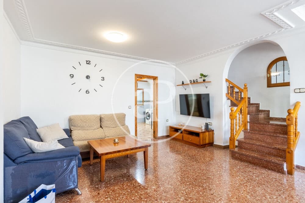 4 bedroom Villa for sale in Chiva with garage - € 279,900 (Ref: 10098320)