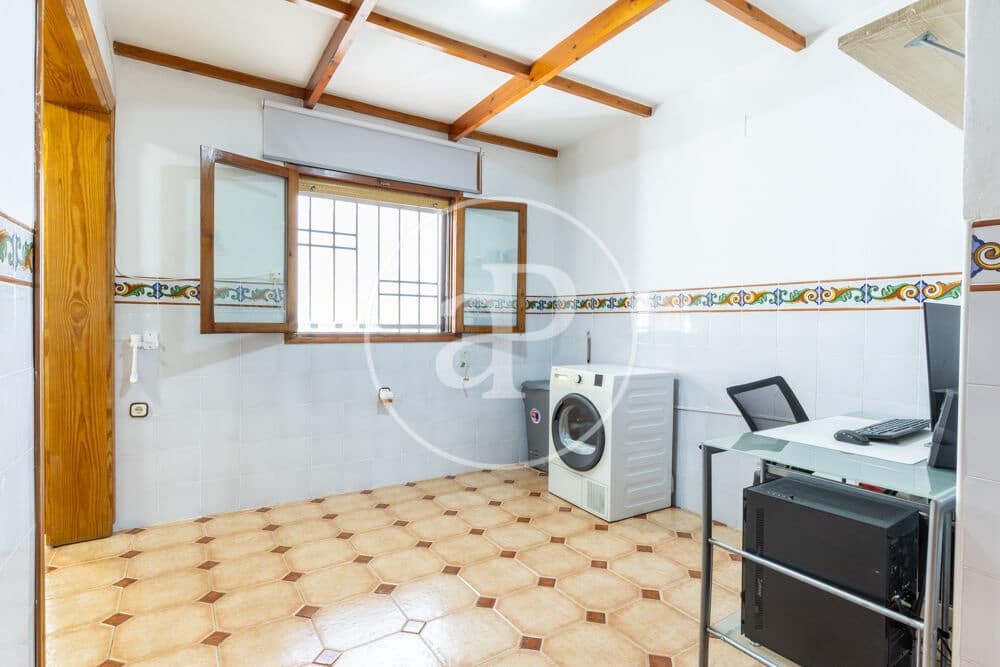 4 bedroom Villa for sale in Chiva with garage - € 279,900 (Ref: 10098320)