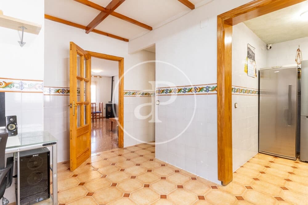 4 bedroom Villa for sale in Chiva with garage - € 279,900 (Ref: 10098320)