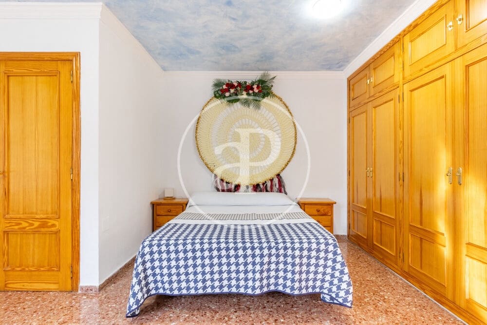 4 bedroom Villa for sale in Chiva with garage - € 279,900 (Ref: 10098320)