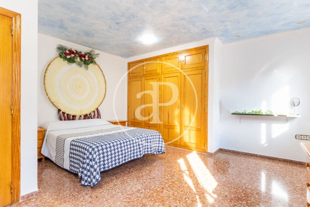 4 bedroom Villa for sale in Chiva with garage - € 279,900 (Ref: 10098320)