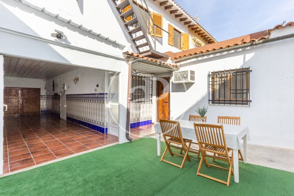 4 bedroom Villa for sale in Chiva with garage - € 279,900 (Ref: 10098320)