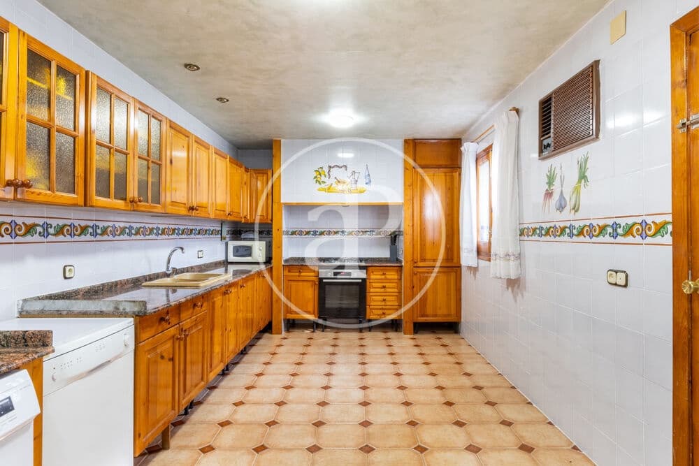 4 bedroom Villa for sale in Chiva with garage - € 279,900 (Ref: 10098320)