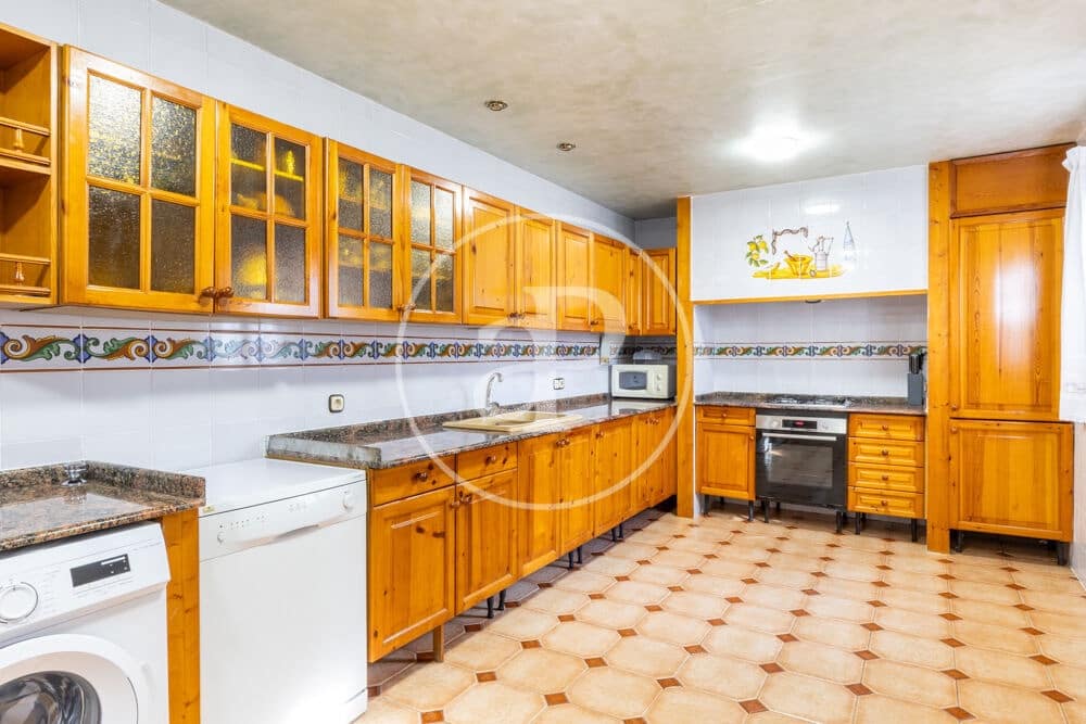 4 bedroom Villa for sale in Chiva with garage - € 279,900 (Ref: 10098320)