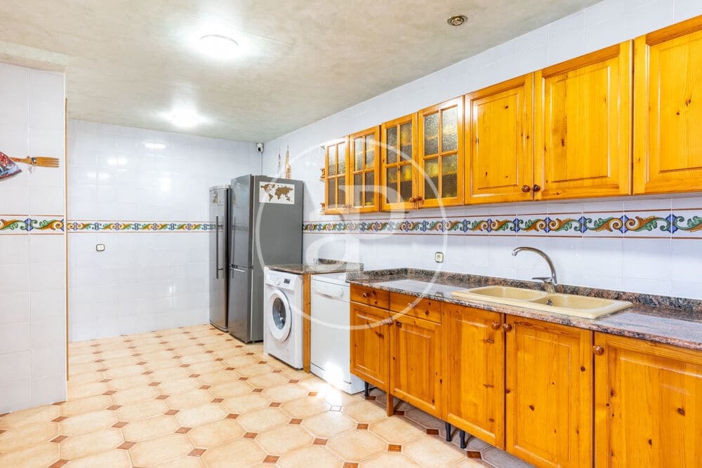 4 bedroom Villa for sale in Chiva with garage - € 279,900 (Ref: 10098320)