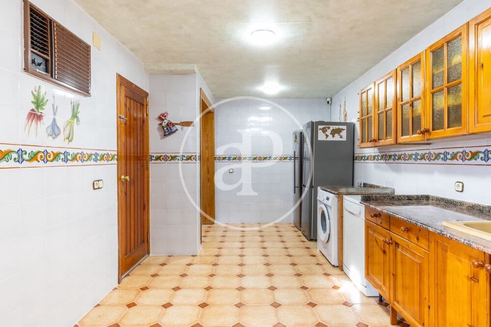 4 bedroom Villa for sale in Chiva with garage - € 279,900 (Ref: 10098320)