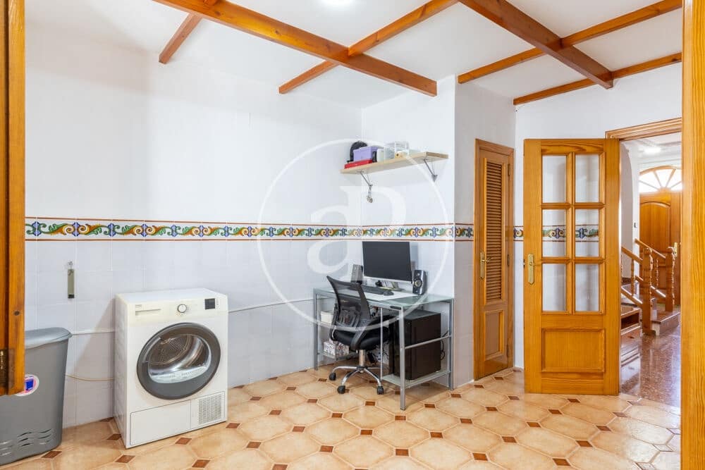 4 bedroom Villa for sale in Chiva with garage - € 279,900 (Ref: 10098320)