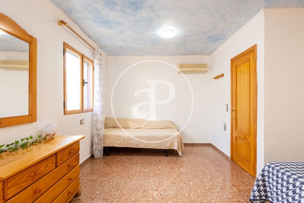 4 bedroom Villa for sale in Chiva with garage - € 279,900 (Ref: 10098320)