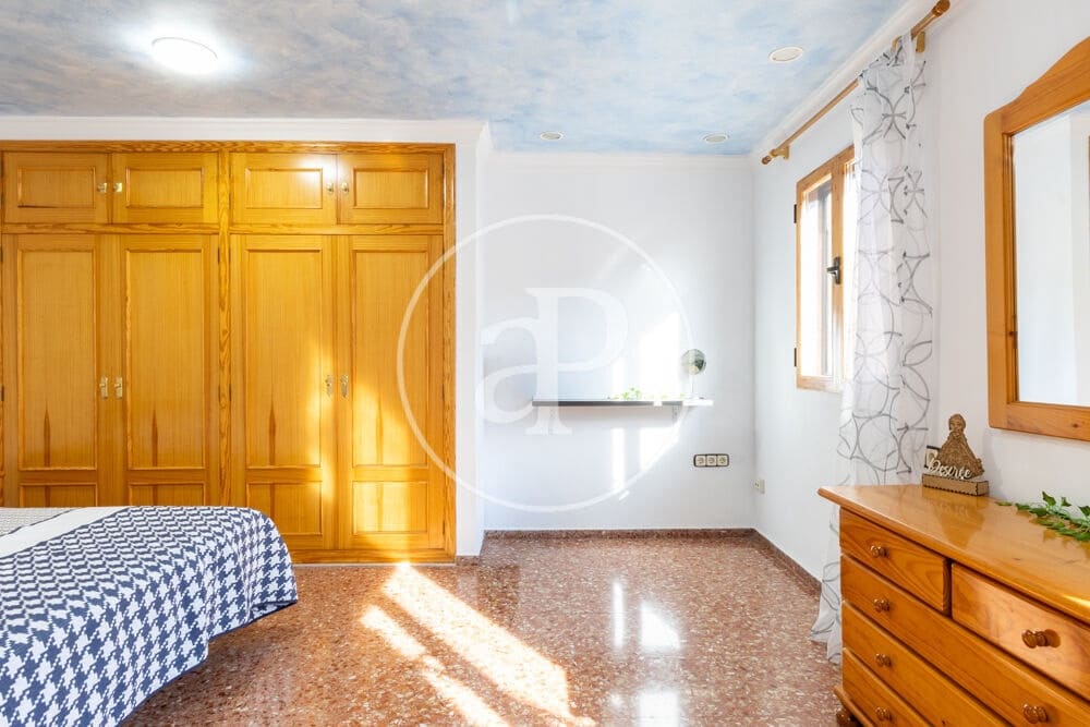 4 bedroom Villa for sale in Chiva with garage - € 279,900 (Ref: 10098320)