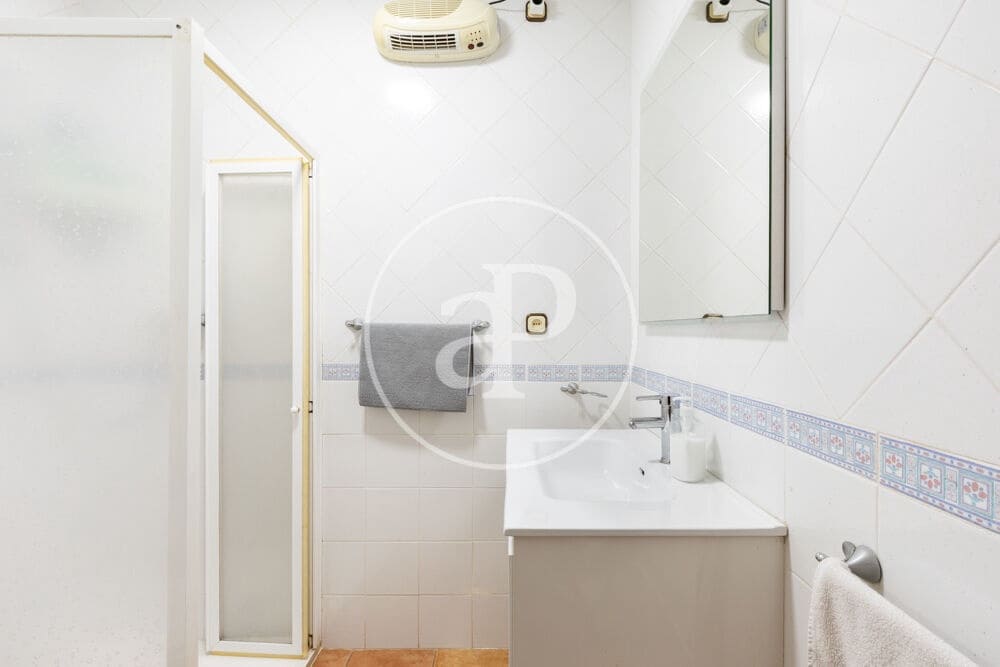 4 bedroom Villa for sale in Chiva with garage - € 279,900 (Ref: 10098320)