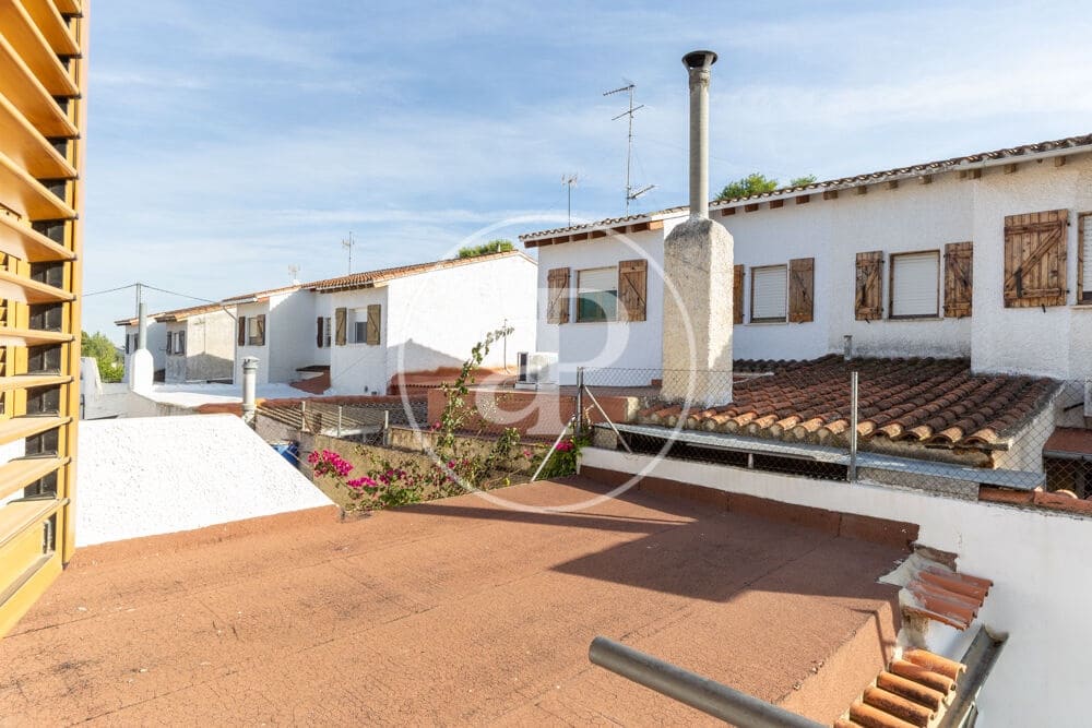 4 bedroom Villa for sale in Chiva with garage - € 279,900 (Ref: 10098320)