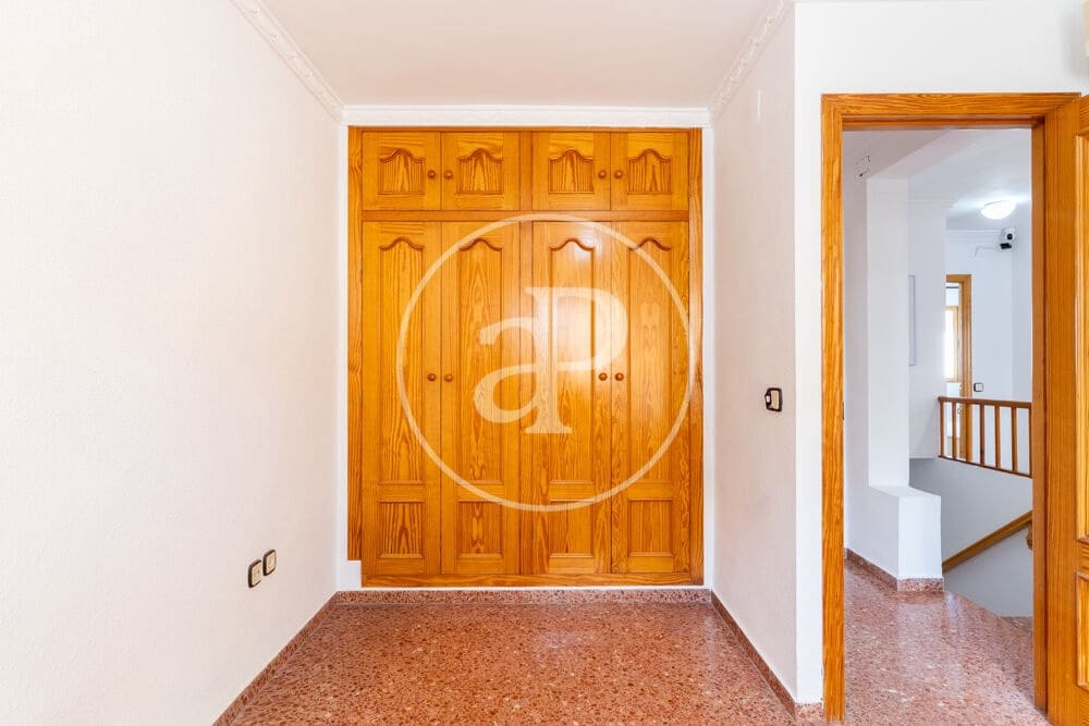 4 bedroom Villa for sale in Chiva with garage - € 279,900 (Ref: 10098320)