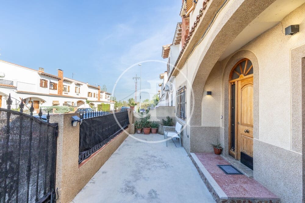 4 bedroom Villa for sale in Chiva with garage - € 279,900 (Ref: 10098320)
