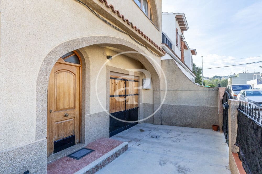 4 bedroom Villa for sale in Chiva with garage - € 279,900 (Ref: 10098320)