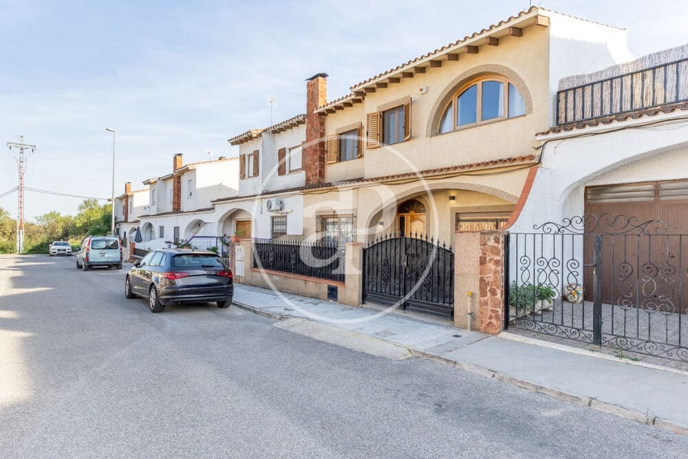 4 bedroom Villa for sale in Chiva with garage - € 279,900 (Ref: 10098320)