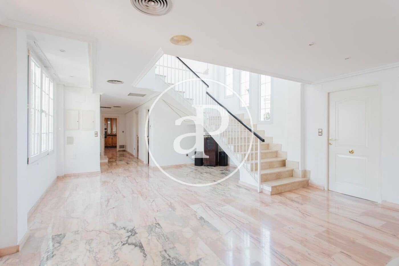 5 bedroom Villa for rent in L'Eliana with pool garage - € 3,500 (Ref: 10120002)