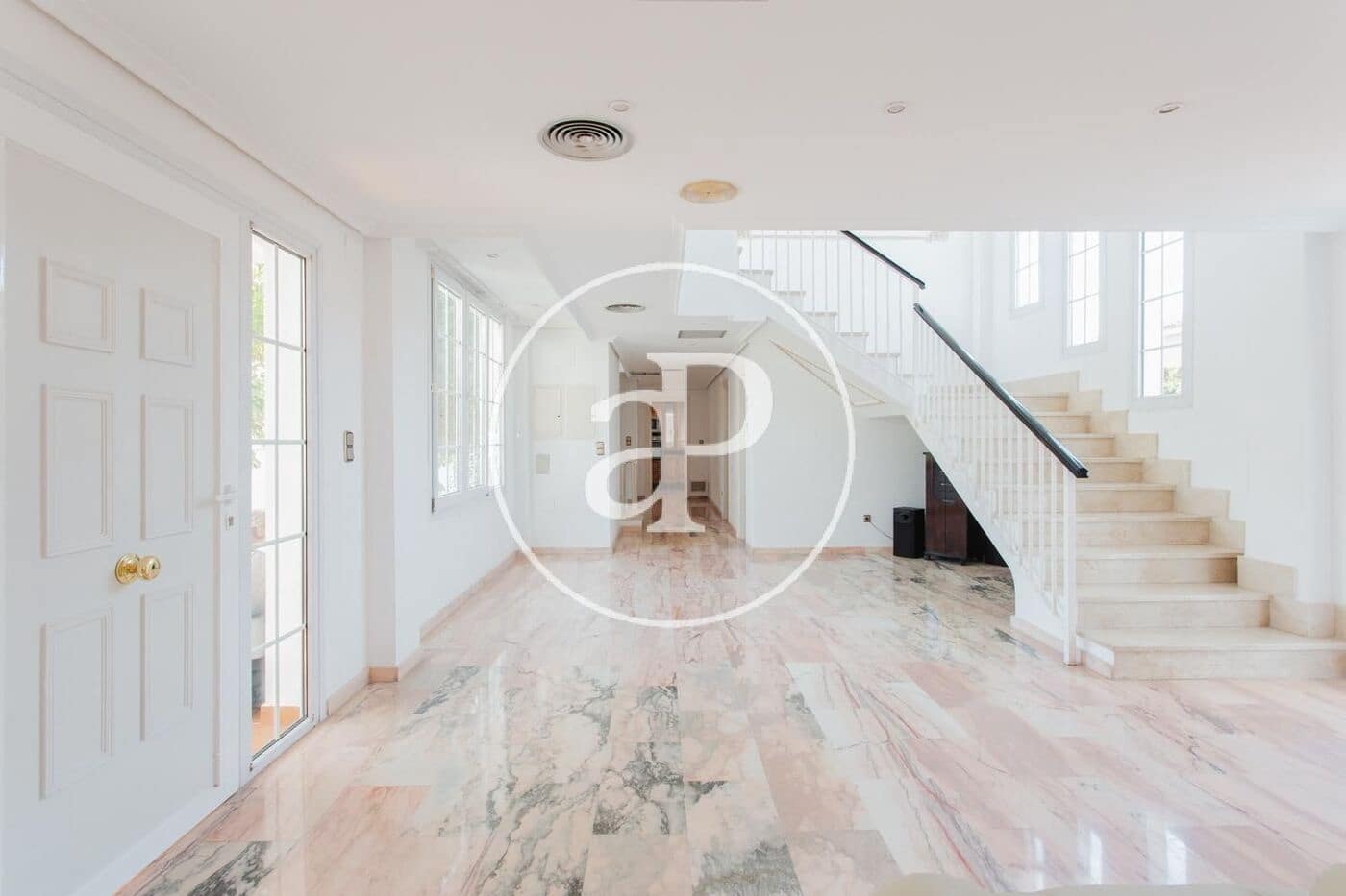 5 bedroom Villa for rent in L'Eliana with pool garage - € 3,500 (Ref: 10120002)