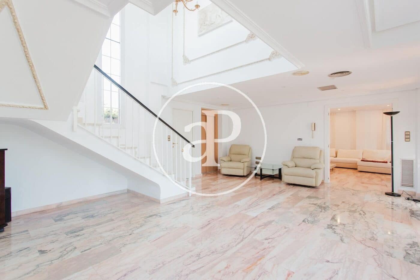 5 bedroom Villa for rent in L'Eliana with pool garage - € 3,500 (Ref: 10120002)