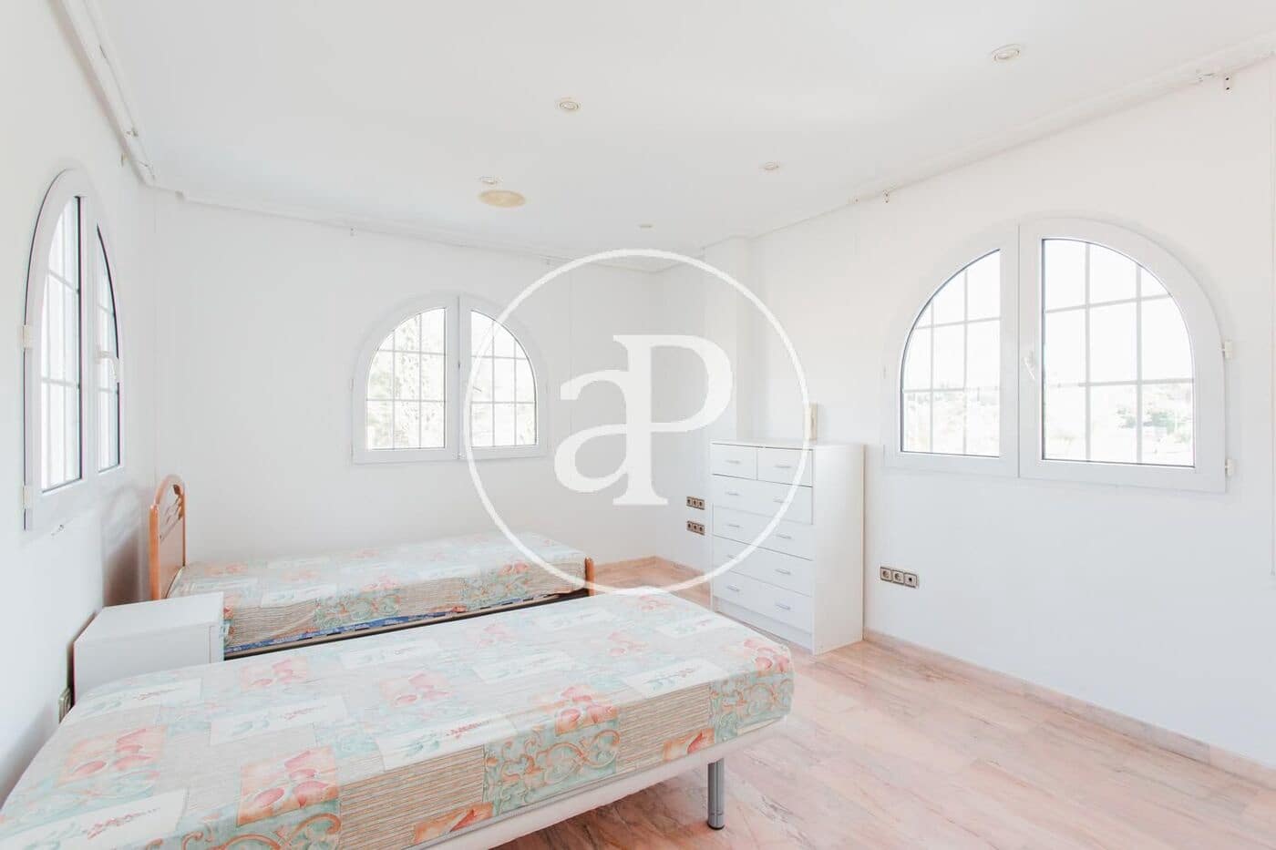 5 bedroom Villa for rent in L'Eliana with pool garage - € 3,500 (Ref: 10120002)