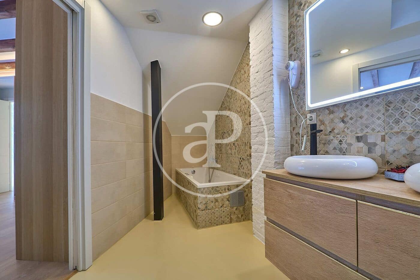 Appartement de 3 chambres à louer à Valence ville - 3 000 € (Ref: 10139685)