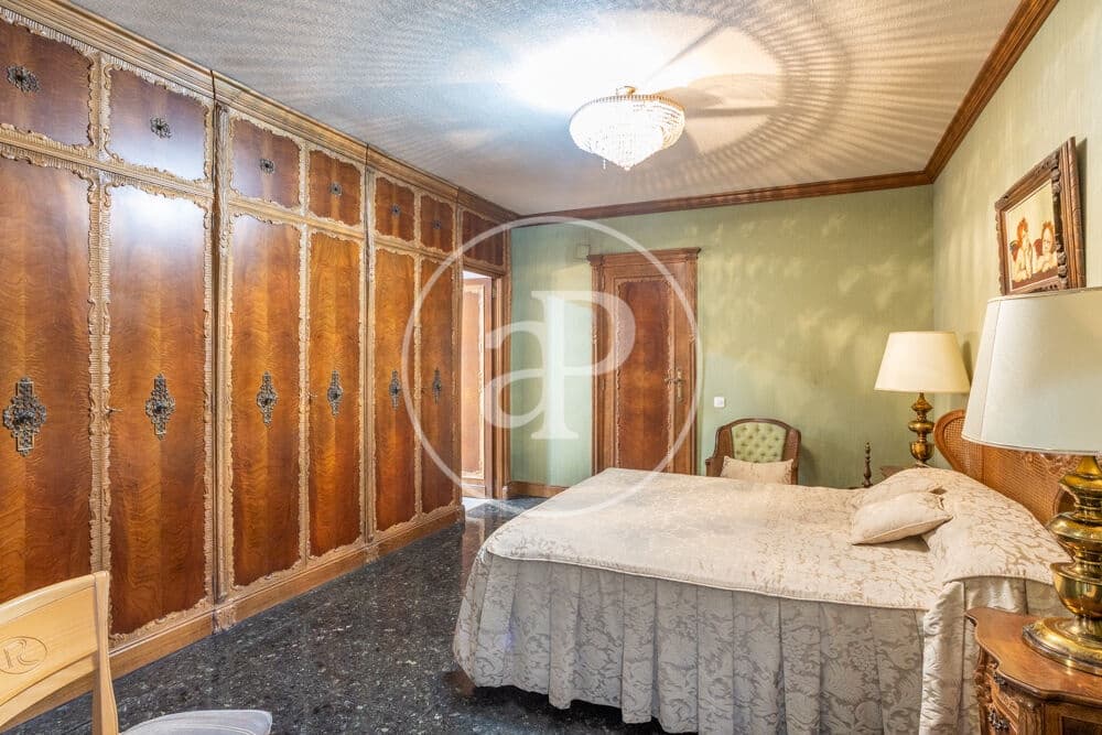 5 bedroom Apartment for sale in Valencia city with garage - € 1,700,000 (Ref: 10142461)