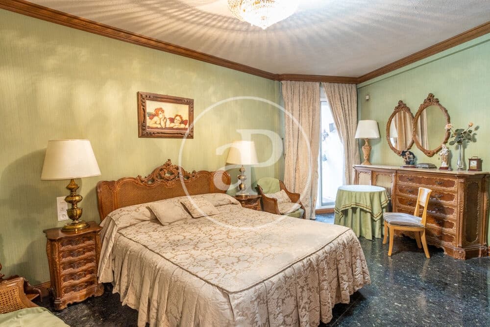5 bedroom Apartment for sale in Valencia city with garage - € 1,700,000 (Ref: 10142461)