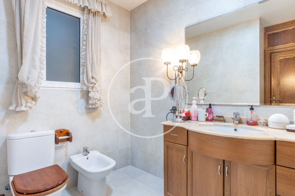 5 bedroom Apartment for sale in Valencia city with garage - € 1,700,000 (Ref: 10142461)