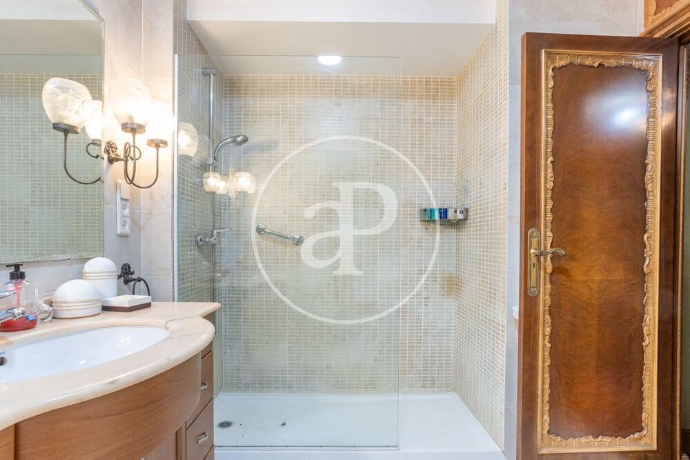 5 bedroom Apartment for sale in Valencia city with garage - € 1,700,000 (Ref: 10142461)