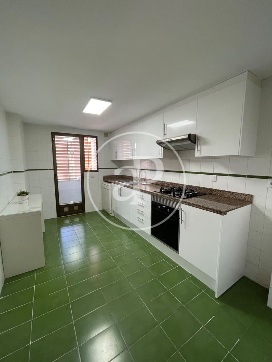 3 bedroom Apartment for rent in Valencia city - € 1,400 (Ref: 10147059)