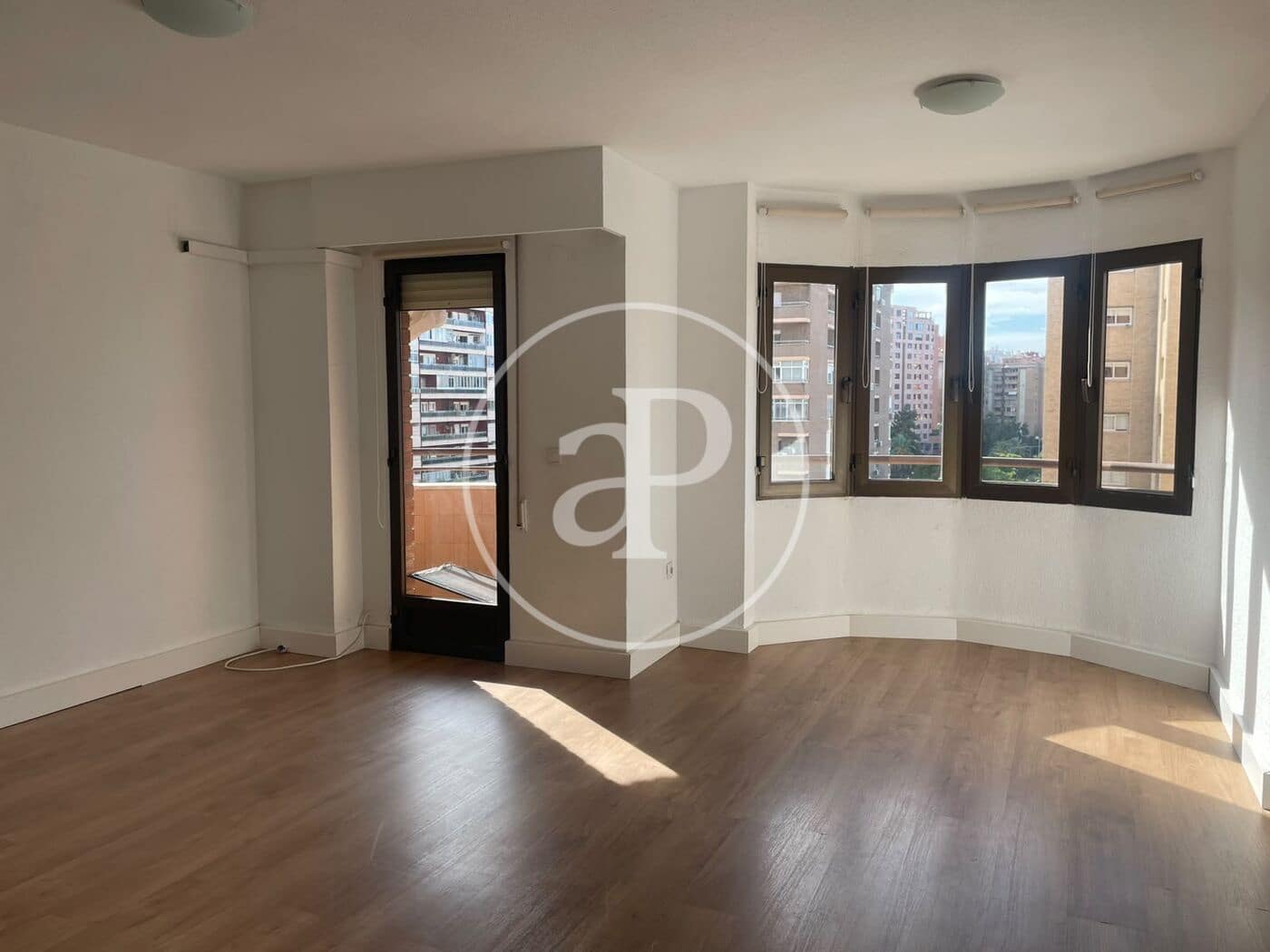 3 bedroom Apartment for rent in Valencia city - € 1,400 (Ref: 10147059)
