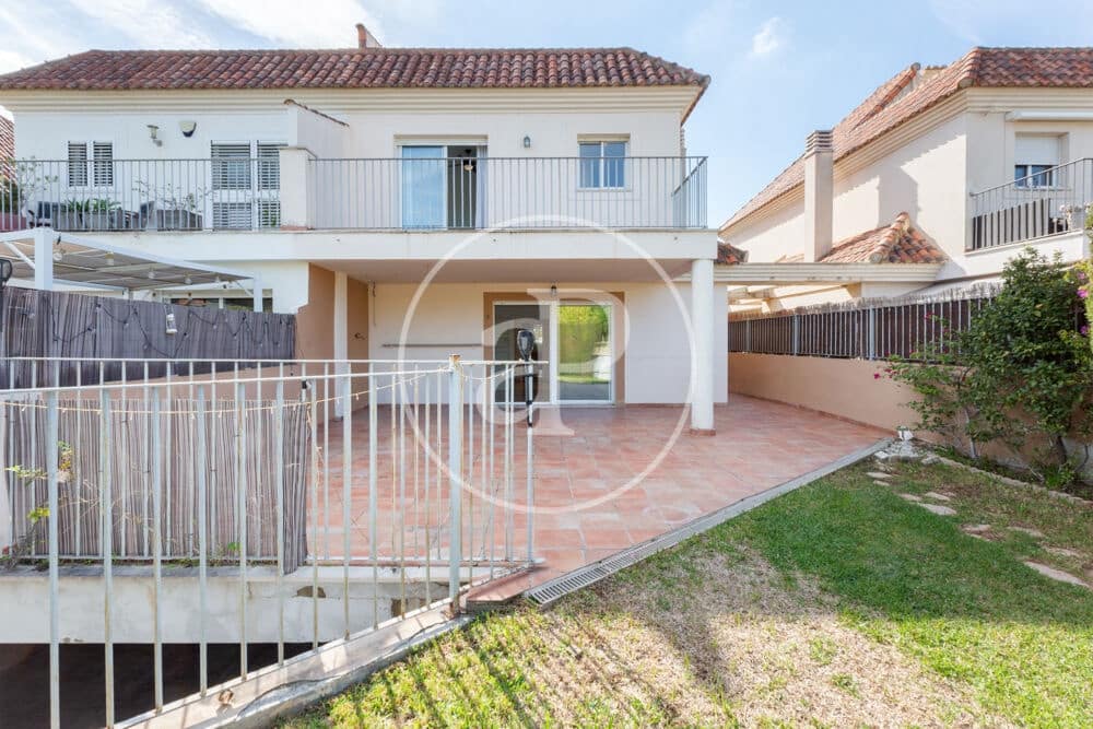 4 soverom Villa til salgs i Paterna med svømmebasseng garasje - € 600 000 (Ref: 10164964)