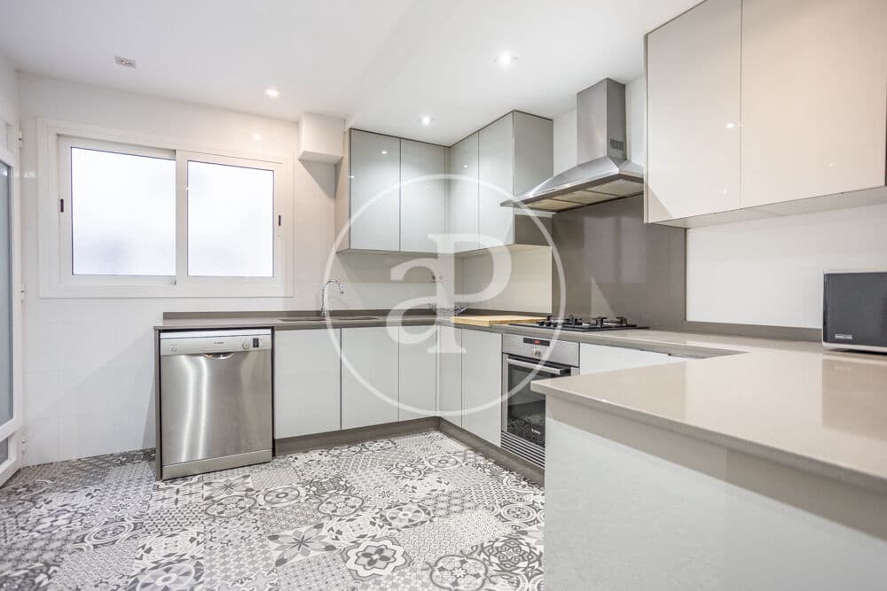 3 bedroom Apartment for rent in Valencia city - € 2,200 (Ref: 10168546)