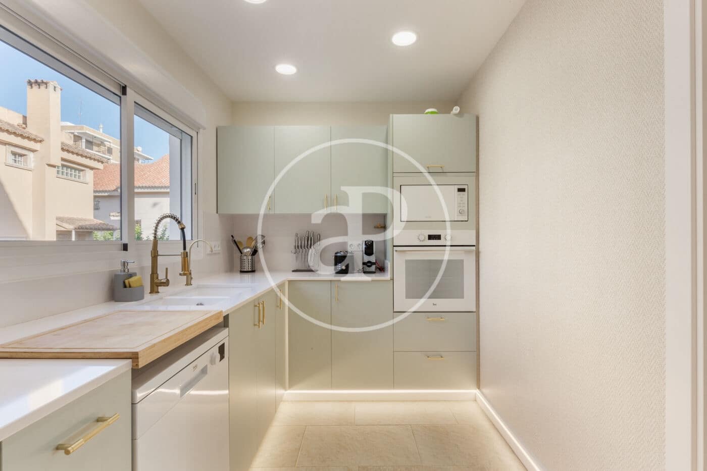 5 bedroom Villa for rent in La Pobla de Farnals - € 3,500 (Ref: 8752481)