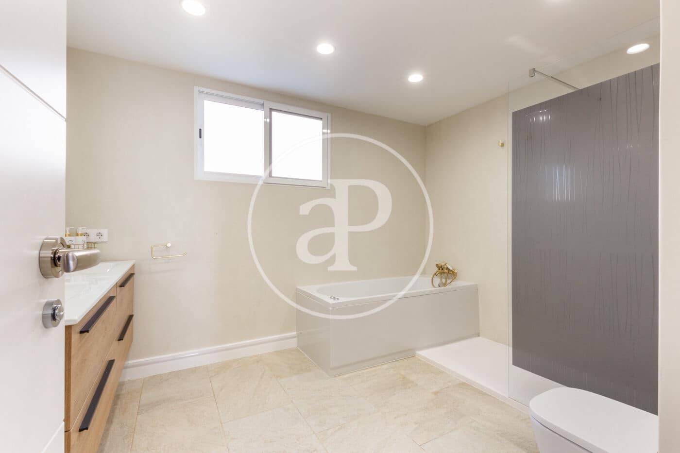 5 bedroom Villa for rent in La Pobla de Farnals - € 3,500 (Ref: 8752481)