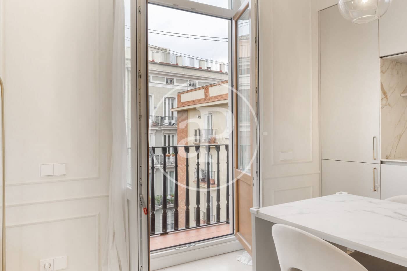 1 slaapkamer Appartement te huur in Valencia stad - € 1.700 (Ref: 8760287)