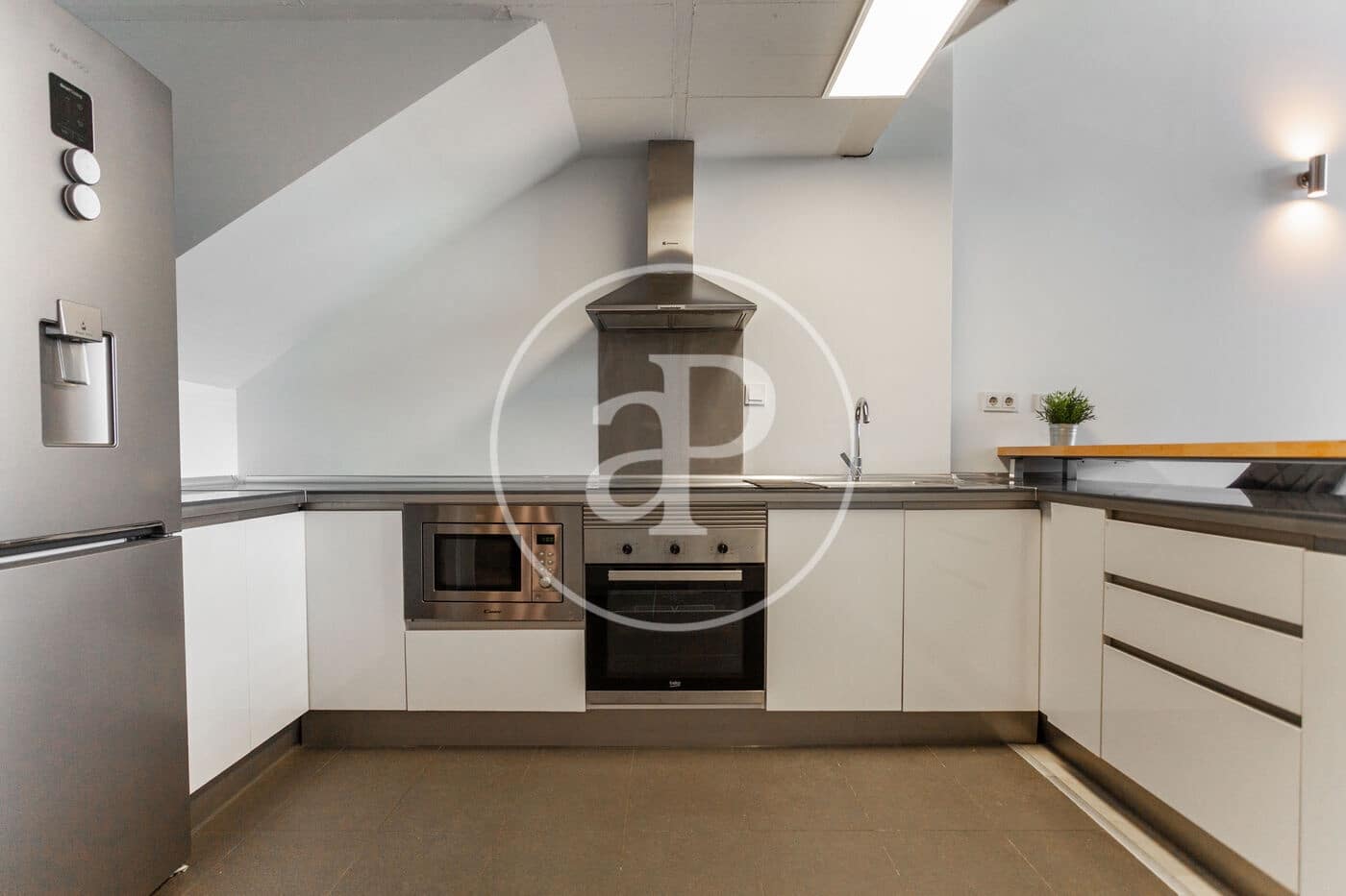 1 soverom Penthouse til leie i Valencia by med svømmebasseng - € 1 350 (Ref: 8843589)