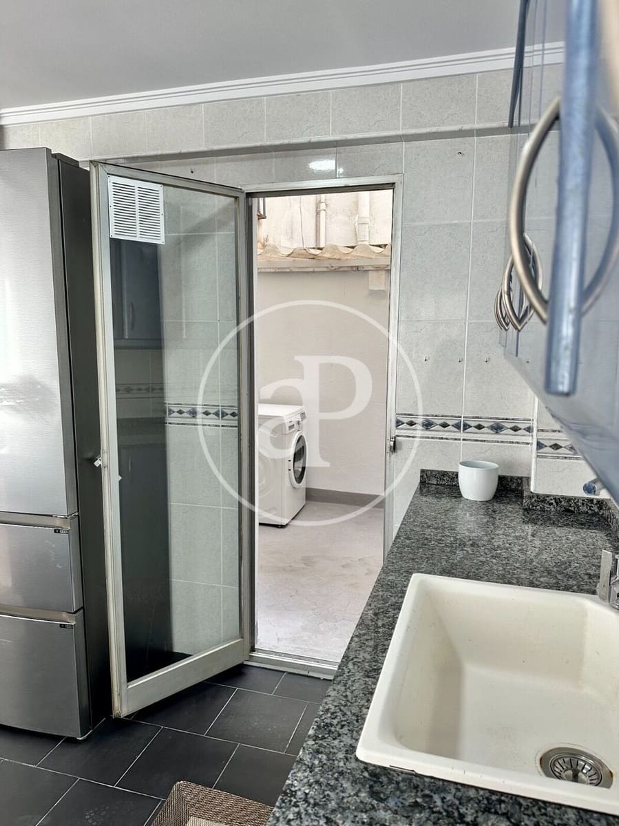 3 bedroom Apartment for rent in Valencia city - € 1,300 (Ref: 8851857)