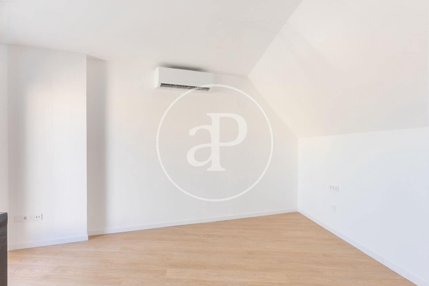 2 bedroom Penthouse for sale in Valencia city - € 480,000 (Ref: 8905597)