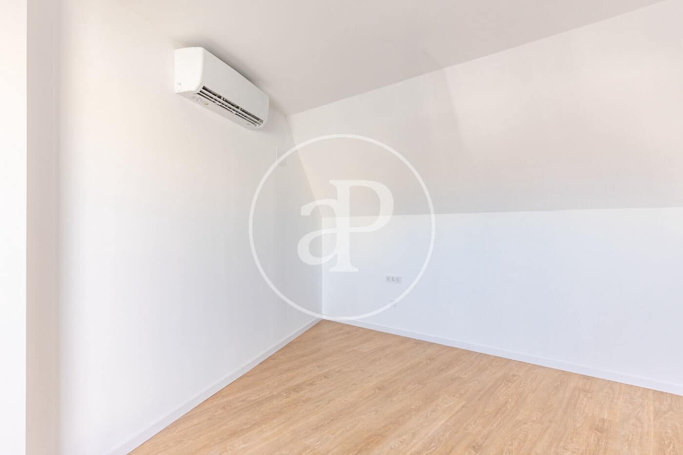 2 bedroom Penthouse for sale in Valencia city - € 480,000 (Ref: 8905597)